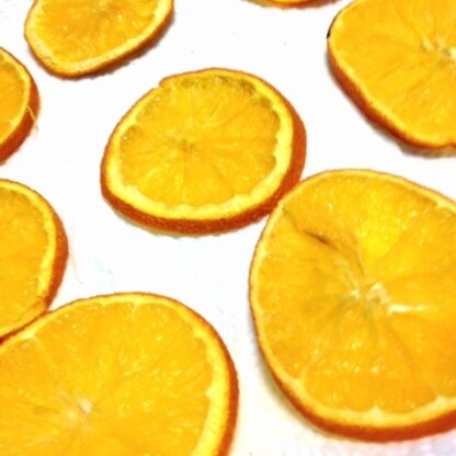 こんばんわ！ダイエッタ～のブ～子さんに教わりトライしてみました。ちょっと干し日数が足りないけど、とても甘くないオレンジが魔法のように甘くて美味しかったですよ♪